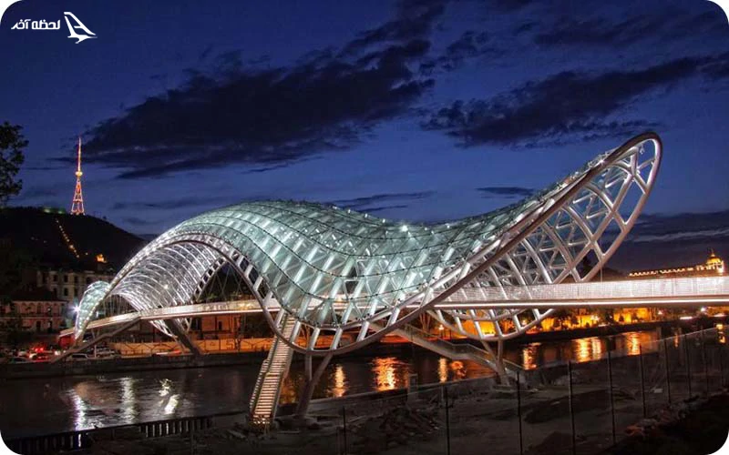 پل صلح؛ سازه‌ای منحنی با 10 هزار لامپ!